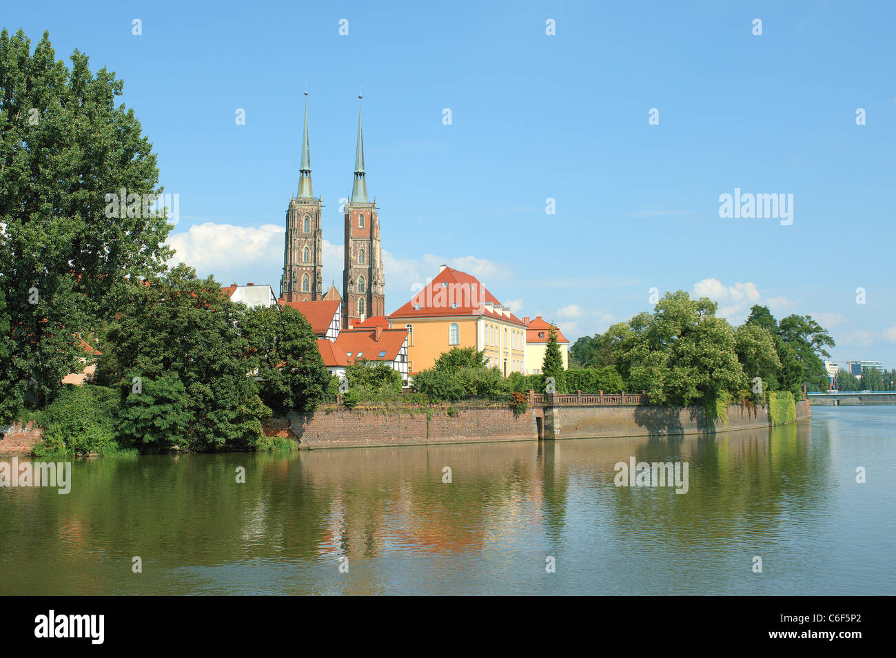 San Giovanni cattedrale gotica del fiume Odra Arcivescovado in una soleggiata giornata estiva Ostrow Tumski Wroclaw Bassa Slesia Polonia Foto Stock