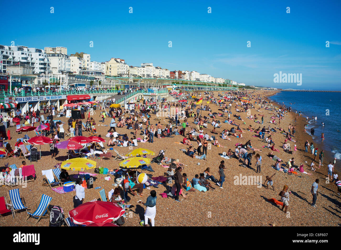 Affollata Spiaggia Brighton Regno Unito Foto Stock
