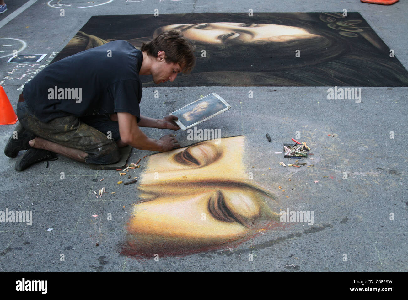 Chalk artista di strada marciapiede di disegno Foto Stock