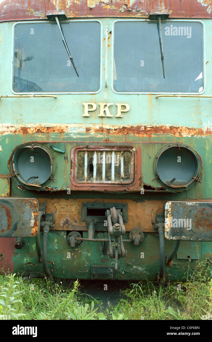 Abbandonata vecchia locomotiva derubato cieco accecato lesi torto abbandonato dimenticato outcast Foto Stock