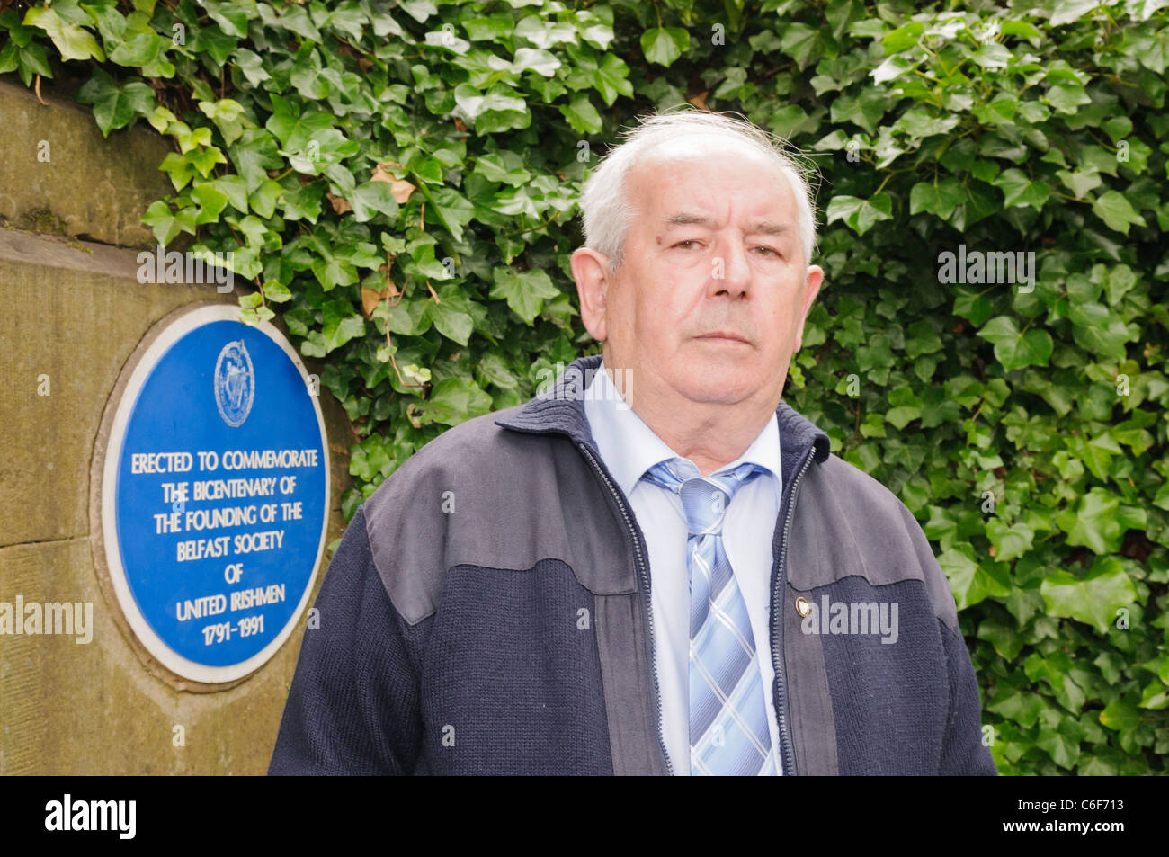 Historian Joe Graeme presso la tomba di Henry Joy McCracken, leader del regno irlandesi di 1798 Foto Stock