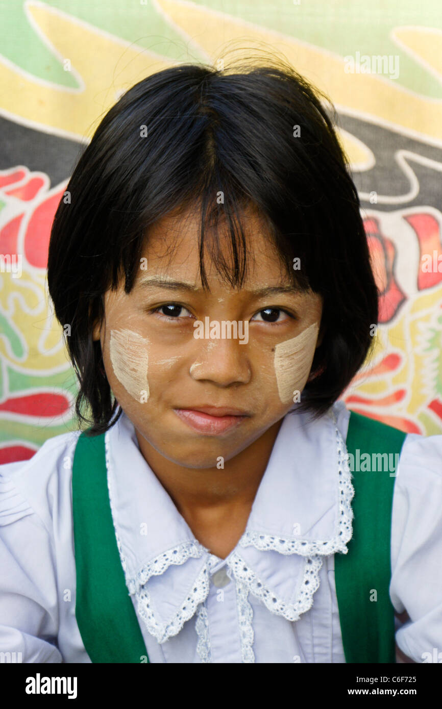 Ragazza birmano con thanaka sulla faccia Foto Stock