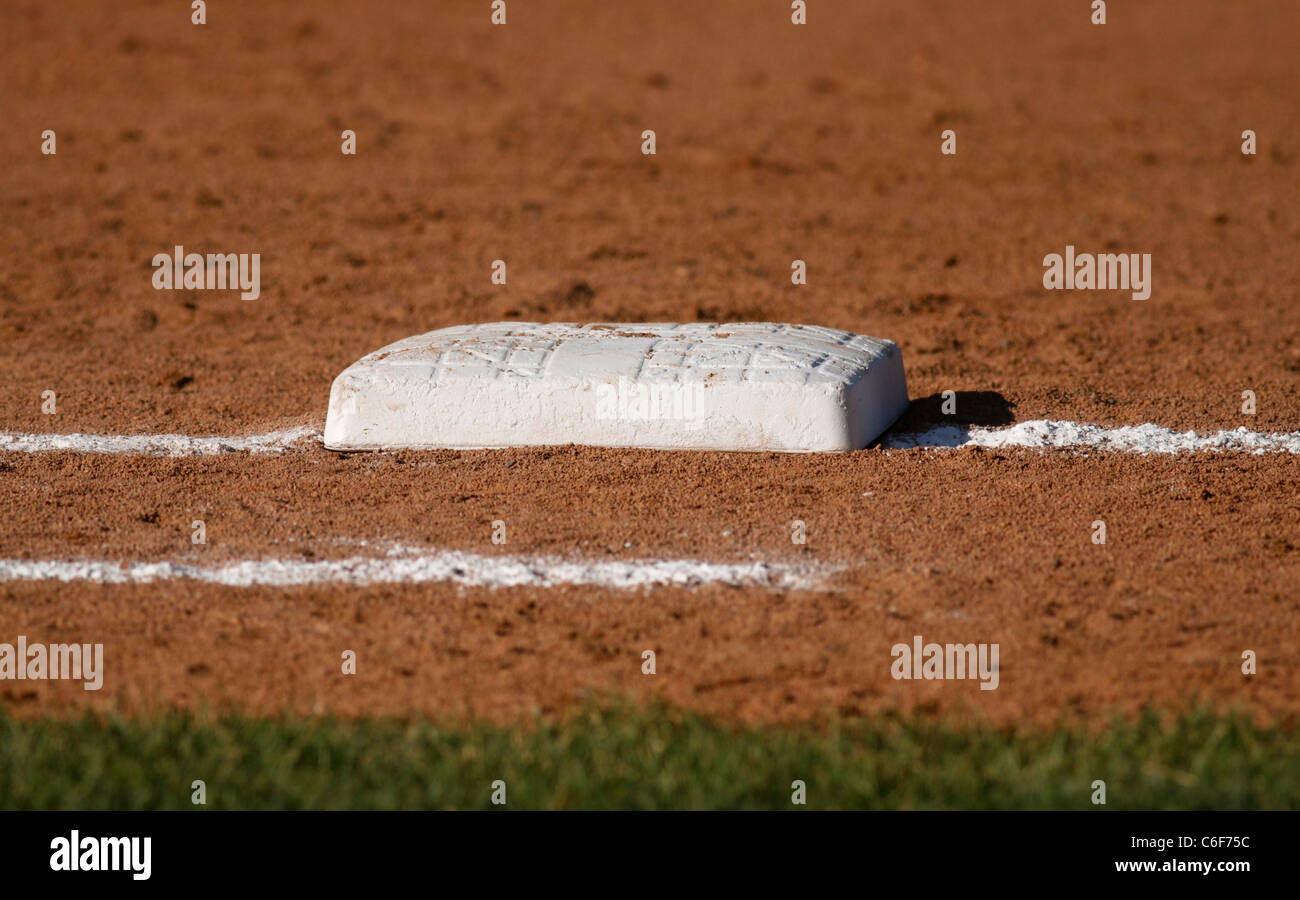 Primo piano di una base su un campo da baseball con profondità di campo ridotta. Foto Stock