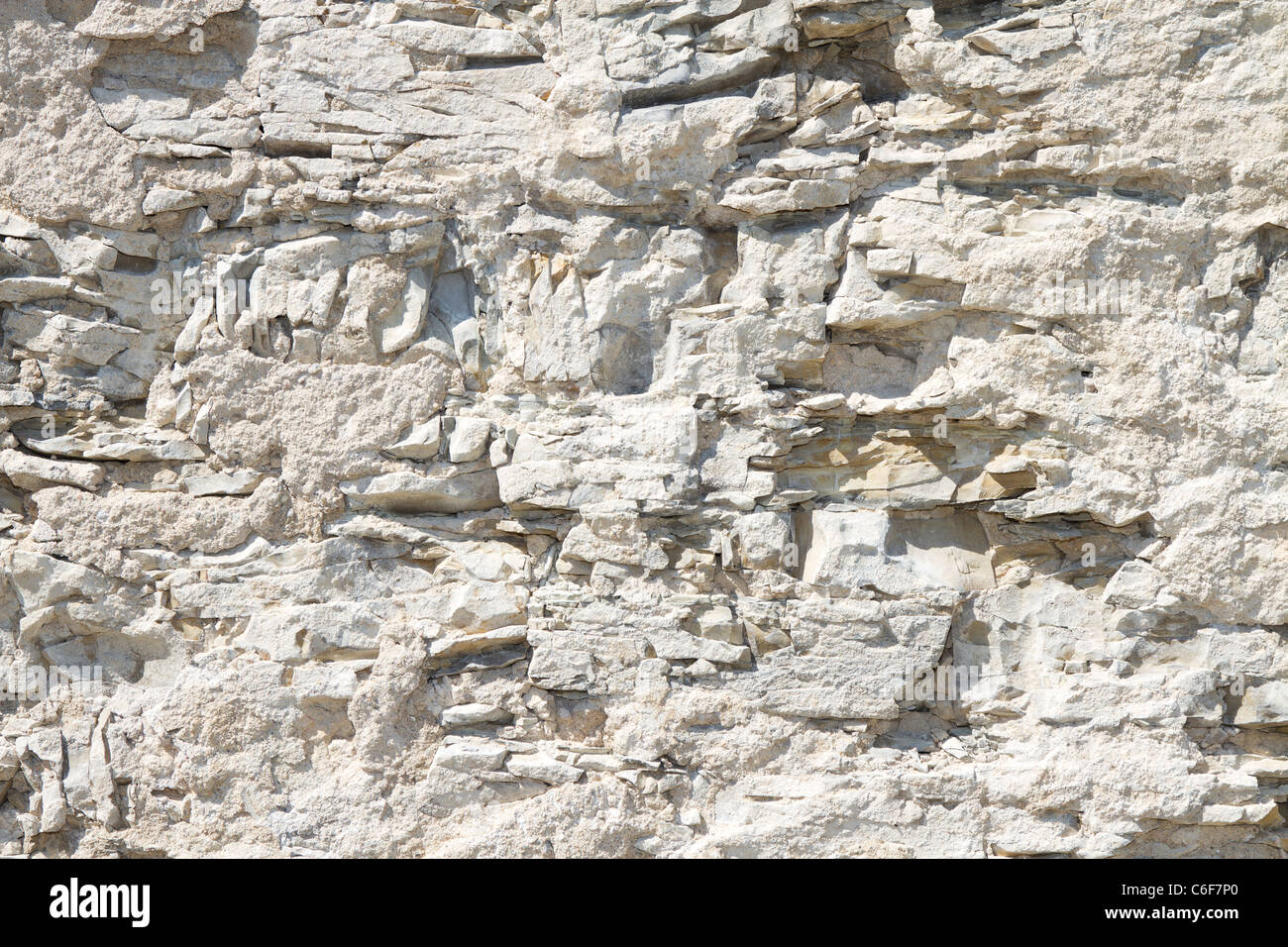 Lo sfondo o la tessitura di un bianco frastagliate muro di pietra Foto Stock