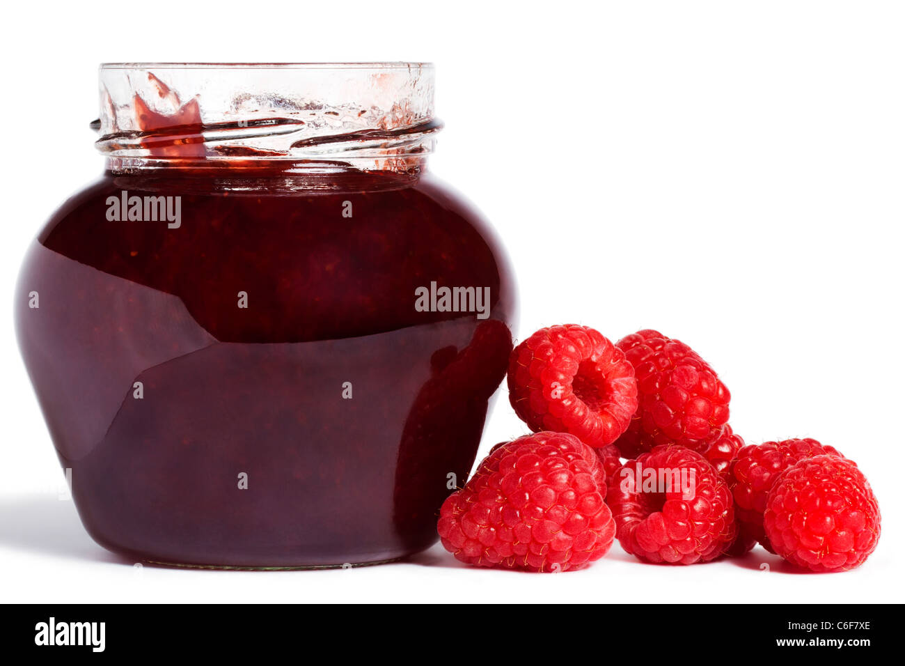 Lampone vasetto di marmellata di lamponi a parte su sfondo bianco Foto Stock