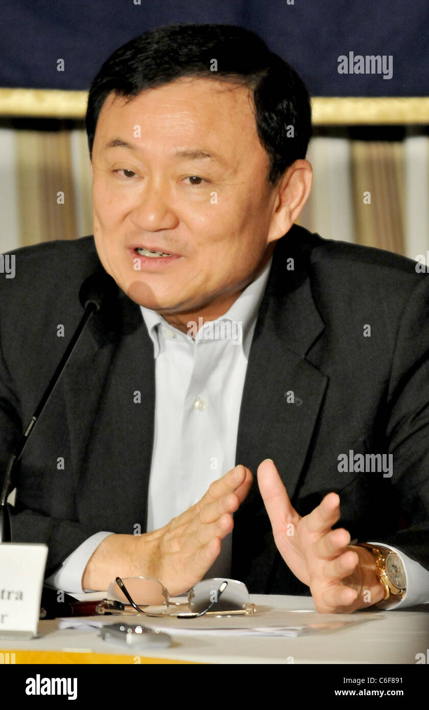 Ex primo ministro tailandese Thaksin Shinawatra parla prima di stranieri e i giornalisti nel corso di una conferenza stampa. Foto Stock