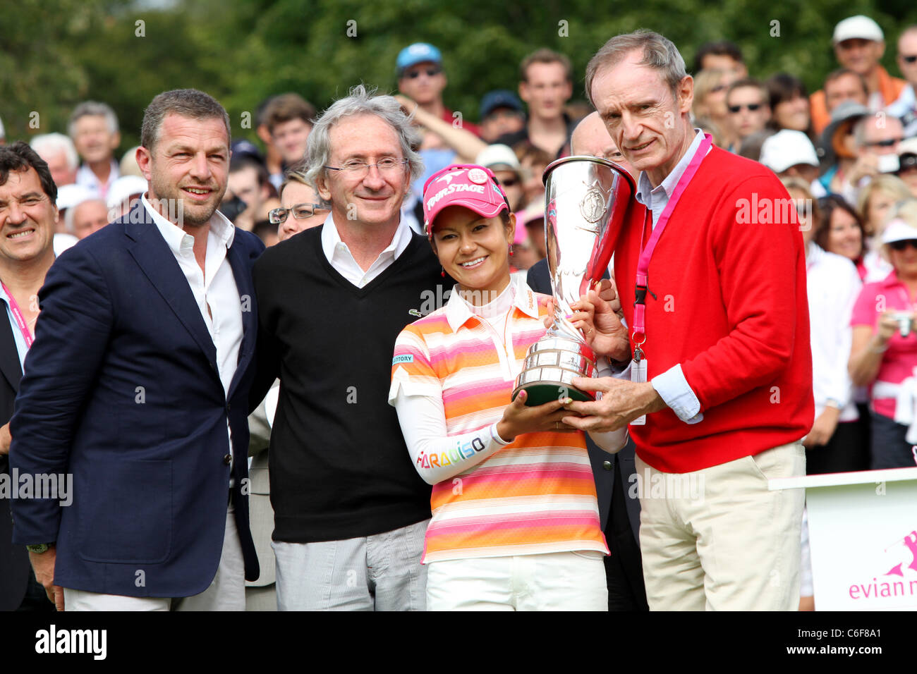 Golf : Ai Miyazato (JPN) pone con il trofeo per l'Evian Masters. Foto Stock