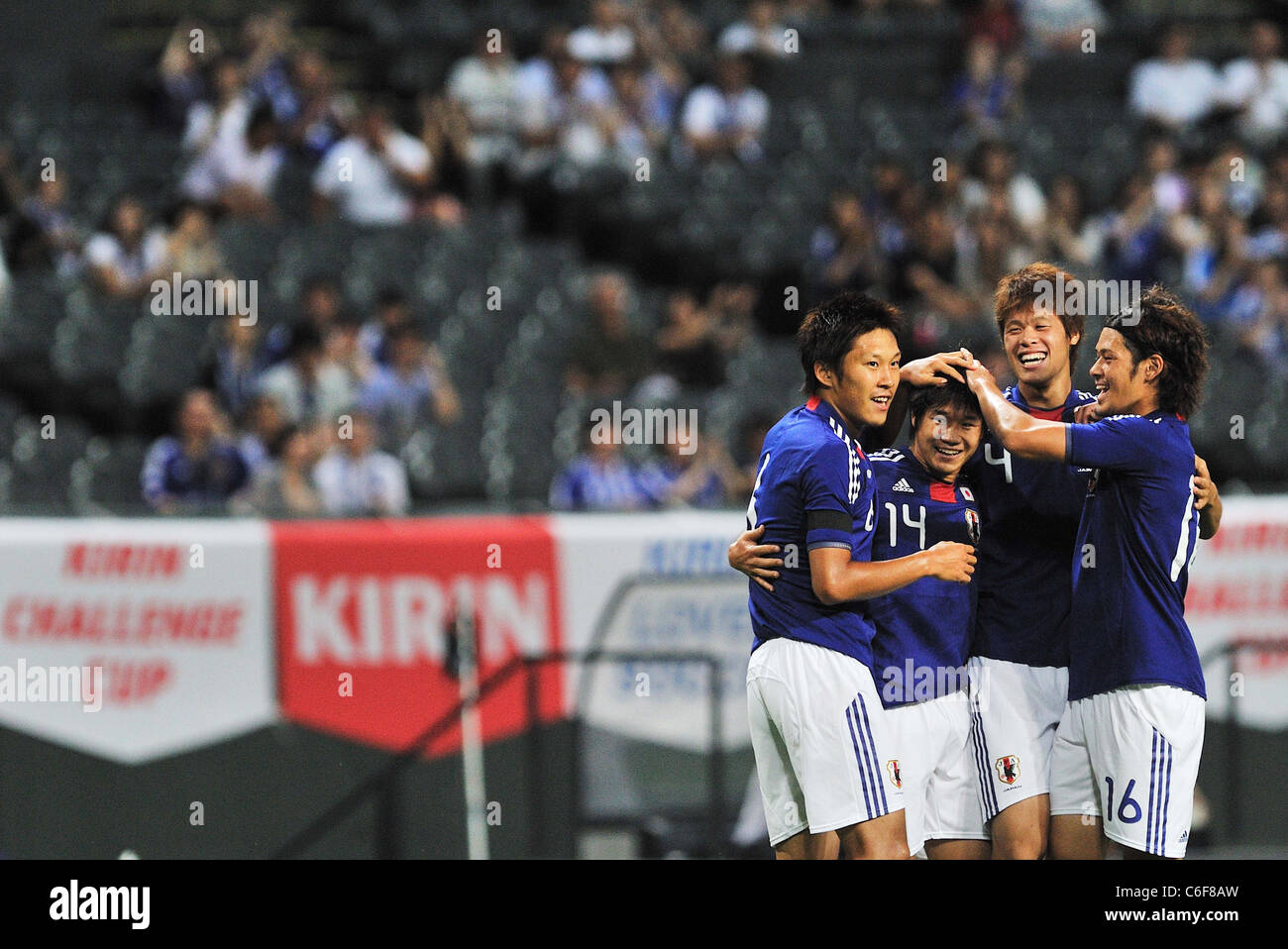 Giappone team group celebra il loro punto internazionale per la partita amichevole tra il Giappone 2-1 Egitto. Foto Stock