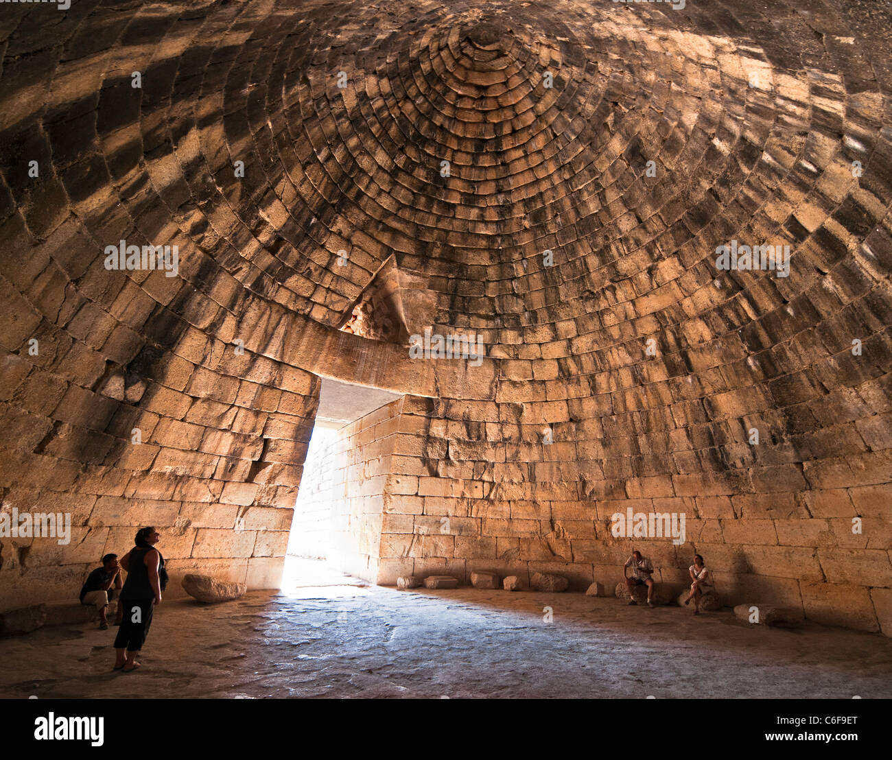 Tesoro di Atreo conosciuta anche come la tomba di Agamennone, a tholos micenea, tomba di alveare, Micene, Argolid, Peloponneso, Grecia Foto stock - Alamy