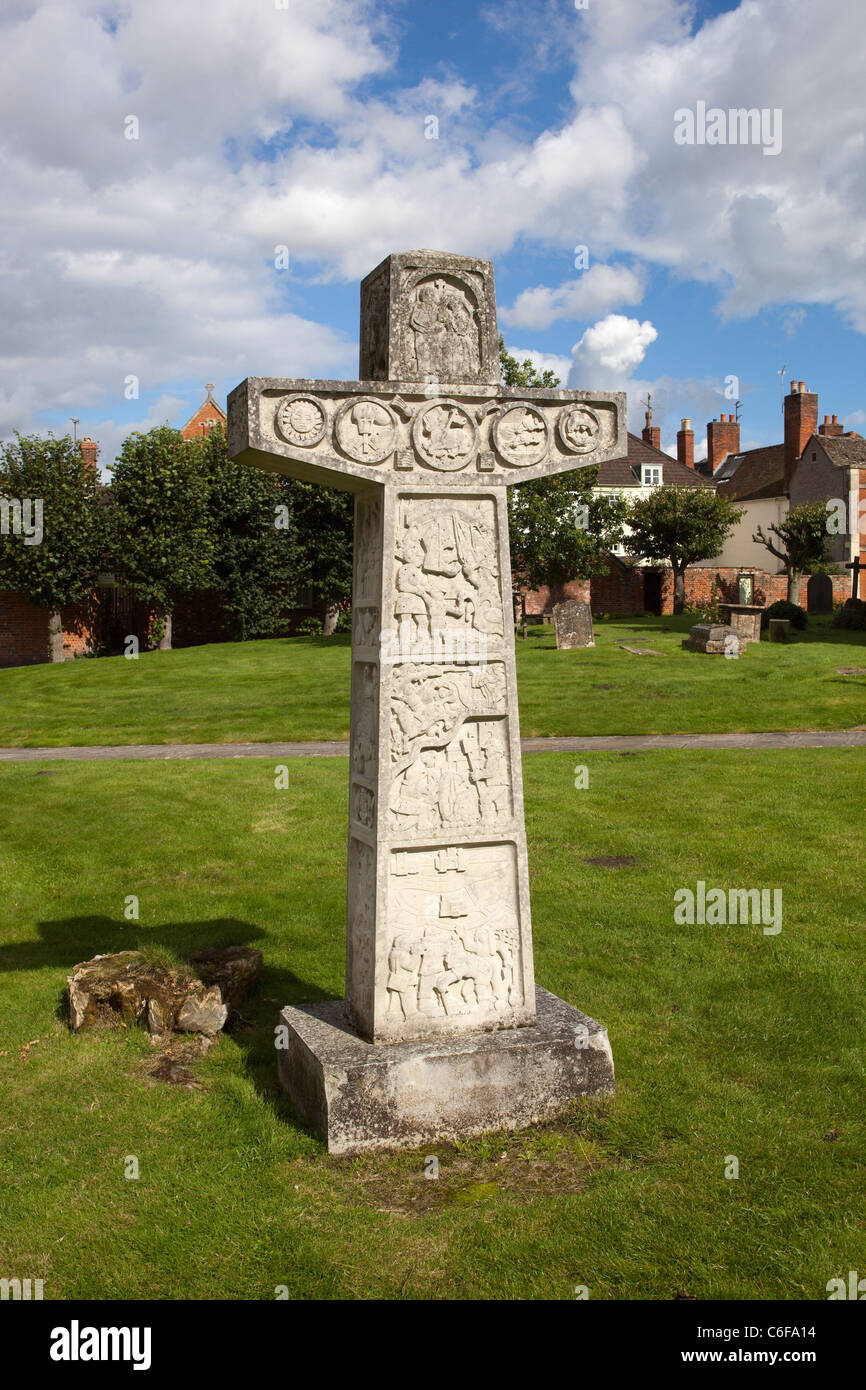 Millennium Cross nel parco di San Giovanni Battista Chiesa Devizes Wiltshire, Inghilterra REGNO UNITO Foto Stock