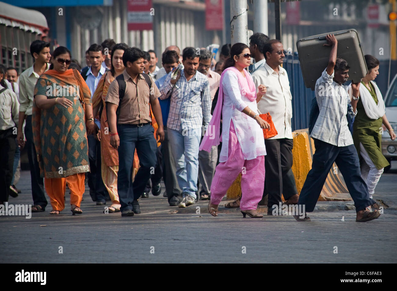 Gli spostamenti di persone a lavorare in Mumbai, India Foto Stock