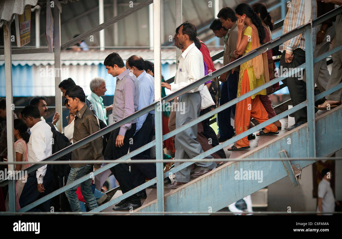 Gli spostamenti di persone a lavorare in Mumbai, India Foto Stock