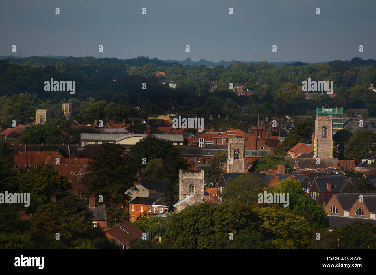 Le torri della chiesa sullo skyline di Norwich Foto Stock