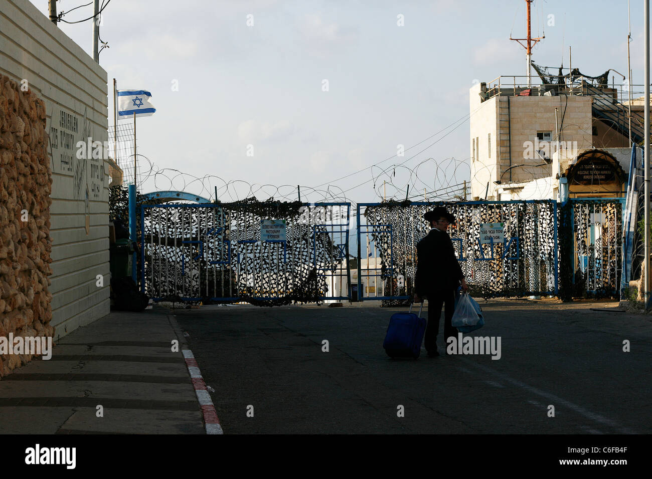 Un ebreo ortodosso in corrispondenza del punto di attraversamento del confine israelo-palestinese, Rosh HaNikra, Israele. Foto Stock