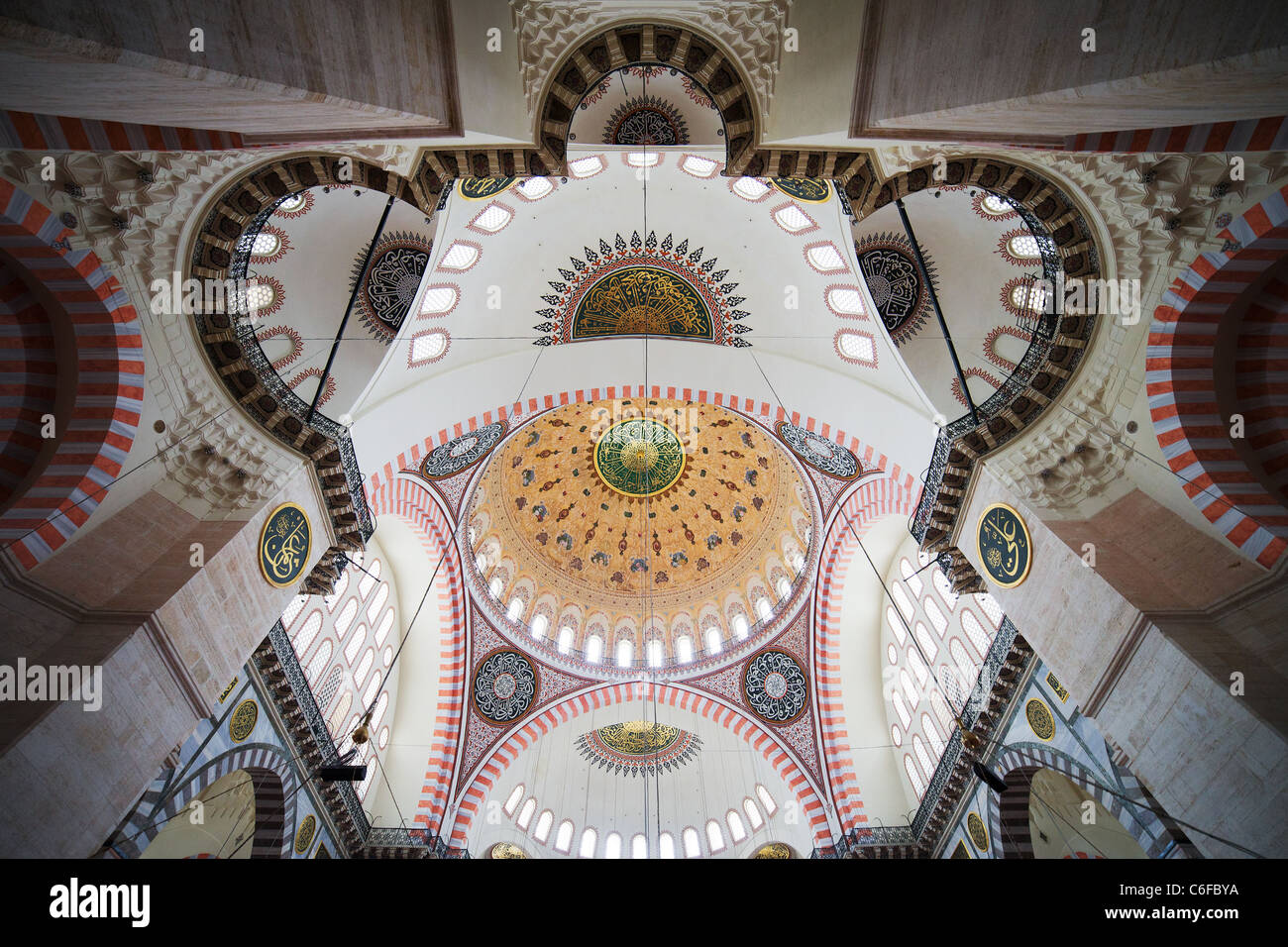 La Moschea di Suleymaniye (Ottoman Imperial moschea) interni ornati soffitto ad Istanbul in Turchia. Foto Stock