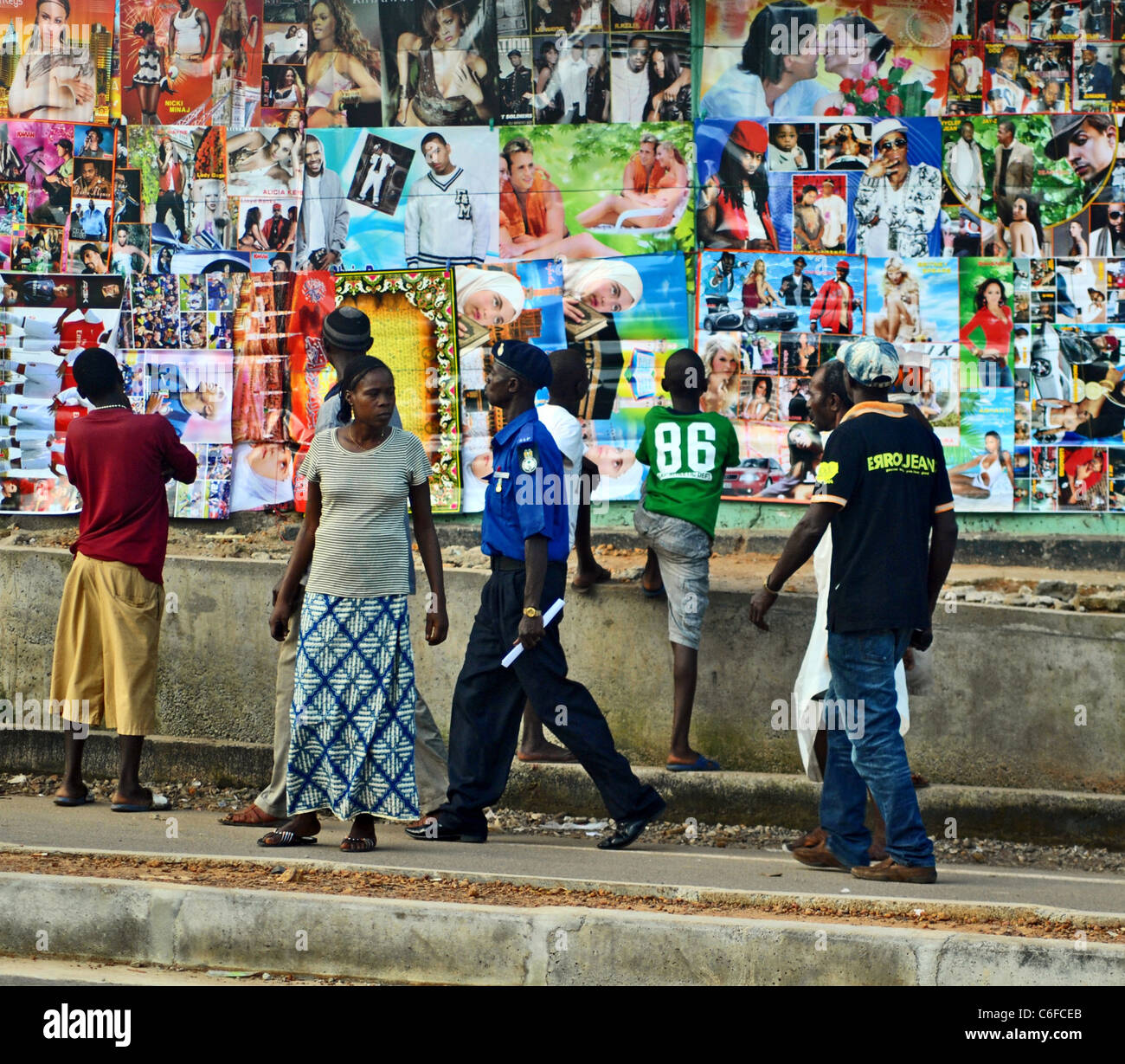 Persone ammirano i manifesti per la vendita in Bo, Sierra Leone, Africa occidentale Foto Stock