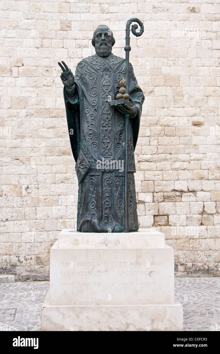Statua di San Nicola all esterno della Basilica di San Nicola di Bari in Italia Foto Stock