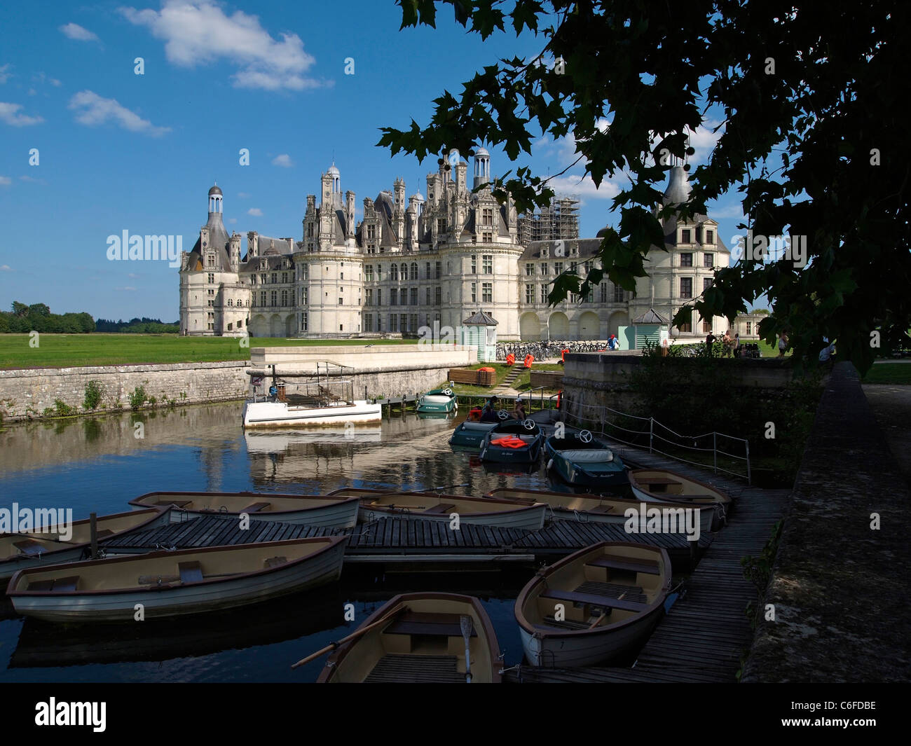 Affitto barche al Chateau Royal de castello di Chambord, Valle della Loira, Francia Foto Stock