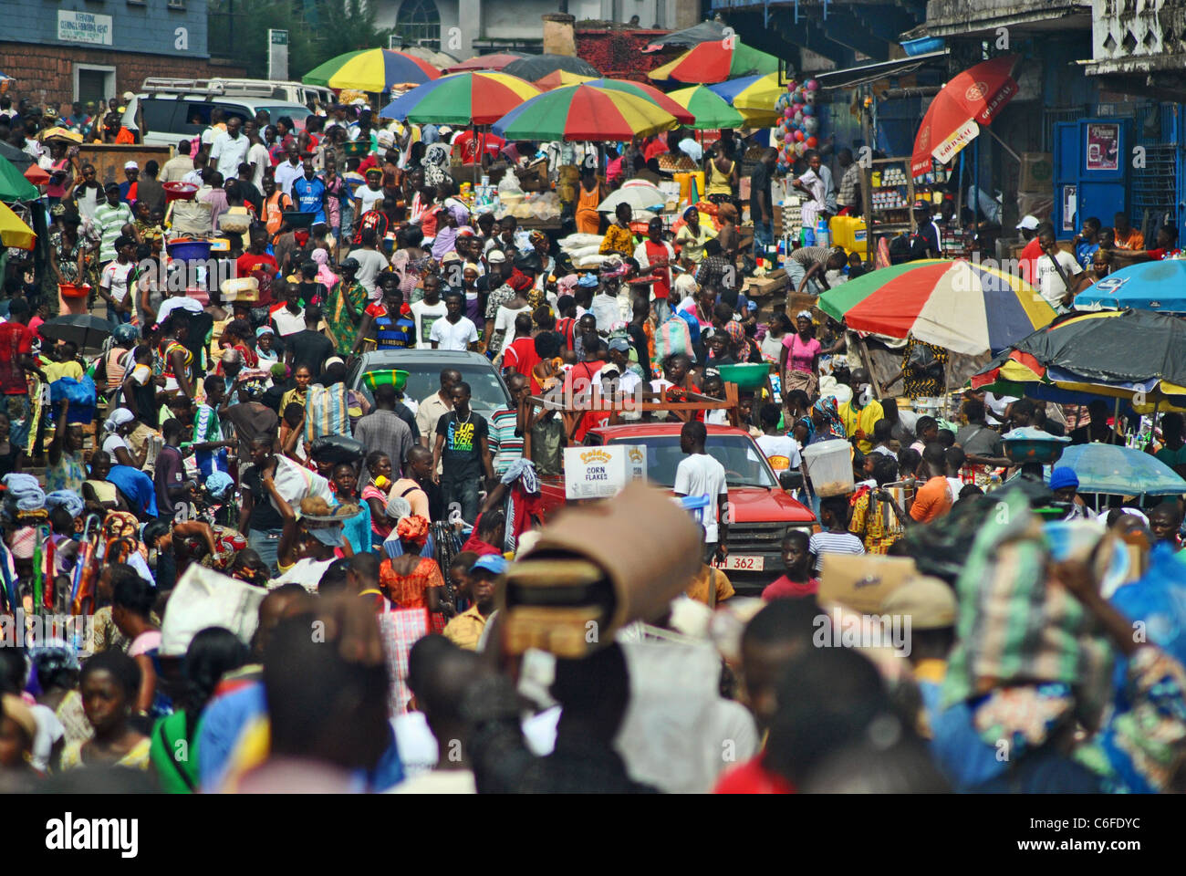 Un trafficato mercato street (Sani Abacha st.) nel centro di Freetown, Sierra Leone Foto Stock