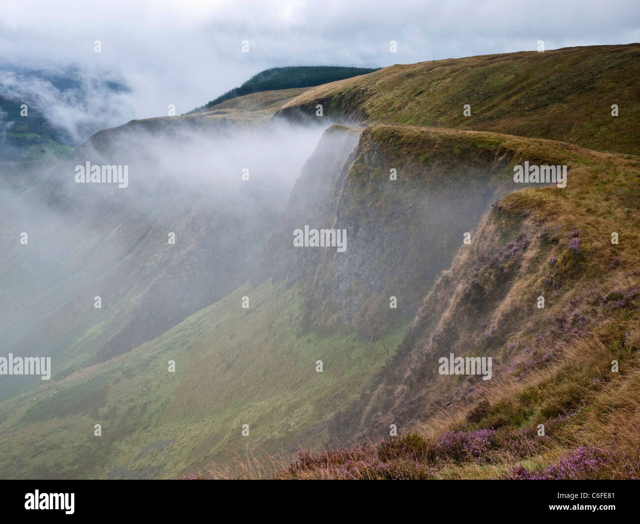 Il Cloud si solleva dalle scogliere di Craig Maesglase, nelle colline Dyfi fuori Dinas Mawddwy, Snowdonia, il Galles del Nord Foto Stock