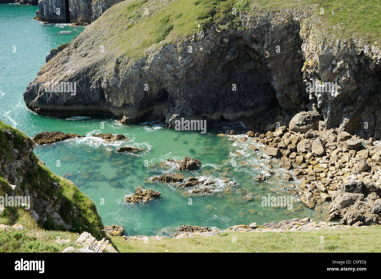 Guardando verso il basso in una delle molte baie vicino Lydstep in Galles Foto Stock