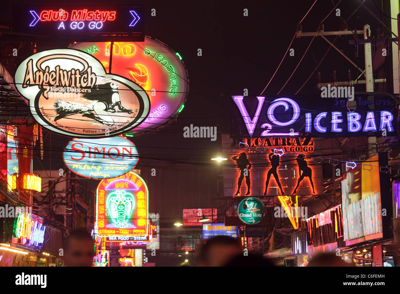 La città di Pattaya walking street di notte, molte insegne al neon, banner per la prostituzione, la città di Pattaya, Thailandia Foto Stock