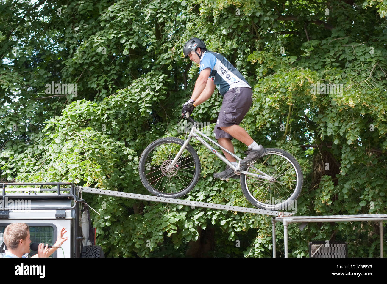 Stunt Bike Show da M.A.D nel giugno 2011 a Nowton Park, Bury St Edmunds, Regno Unito. Foto Stock