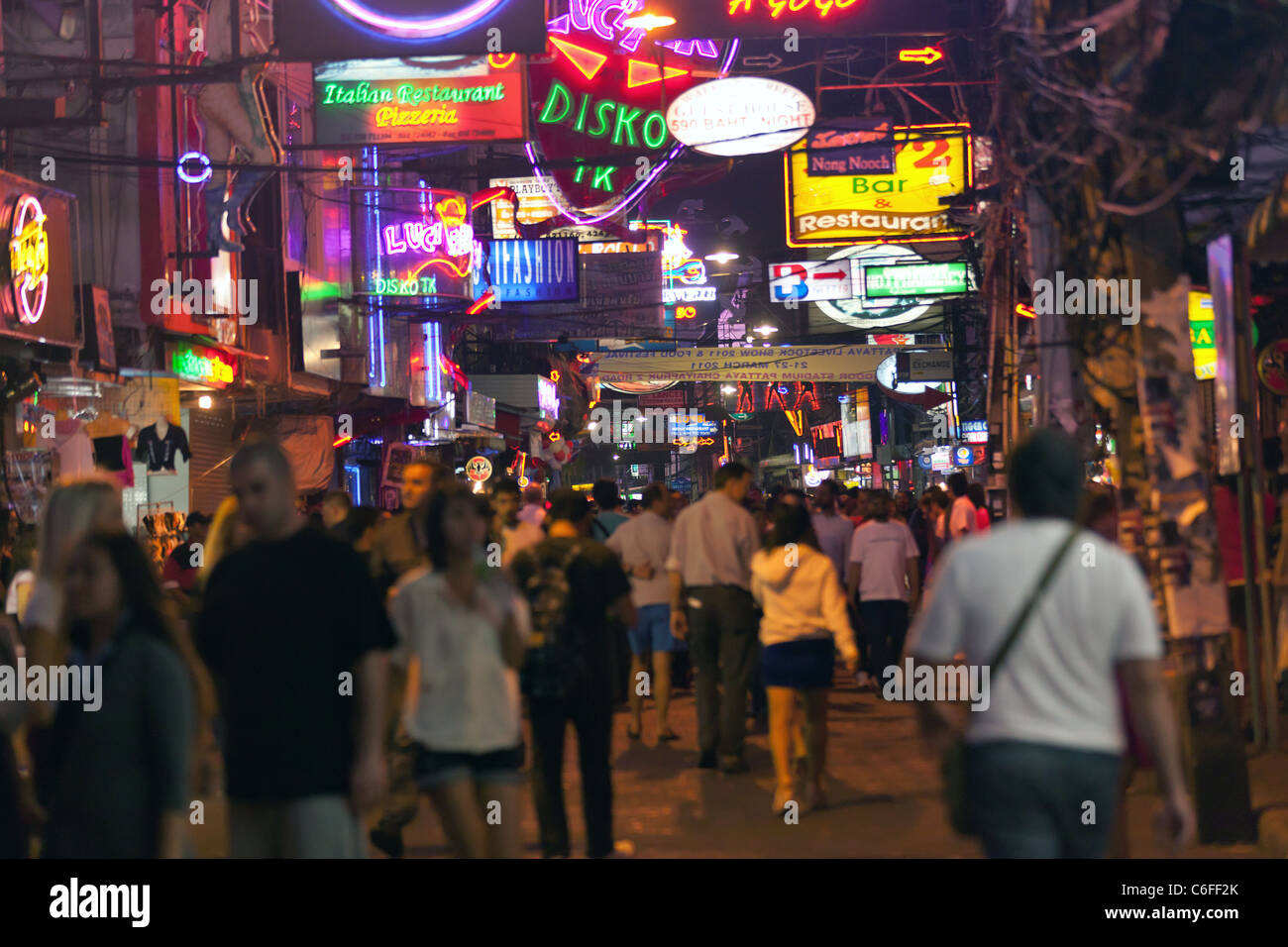 La città di Pattaya walking street di notte, molte insegne al neon, banner per la prostituzione, la città di Pattaya, Thailandia Foto Stock