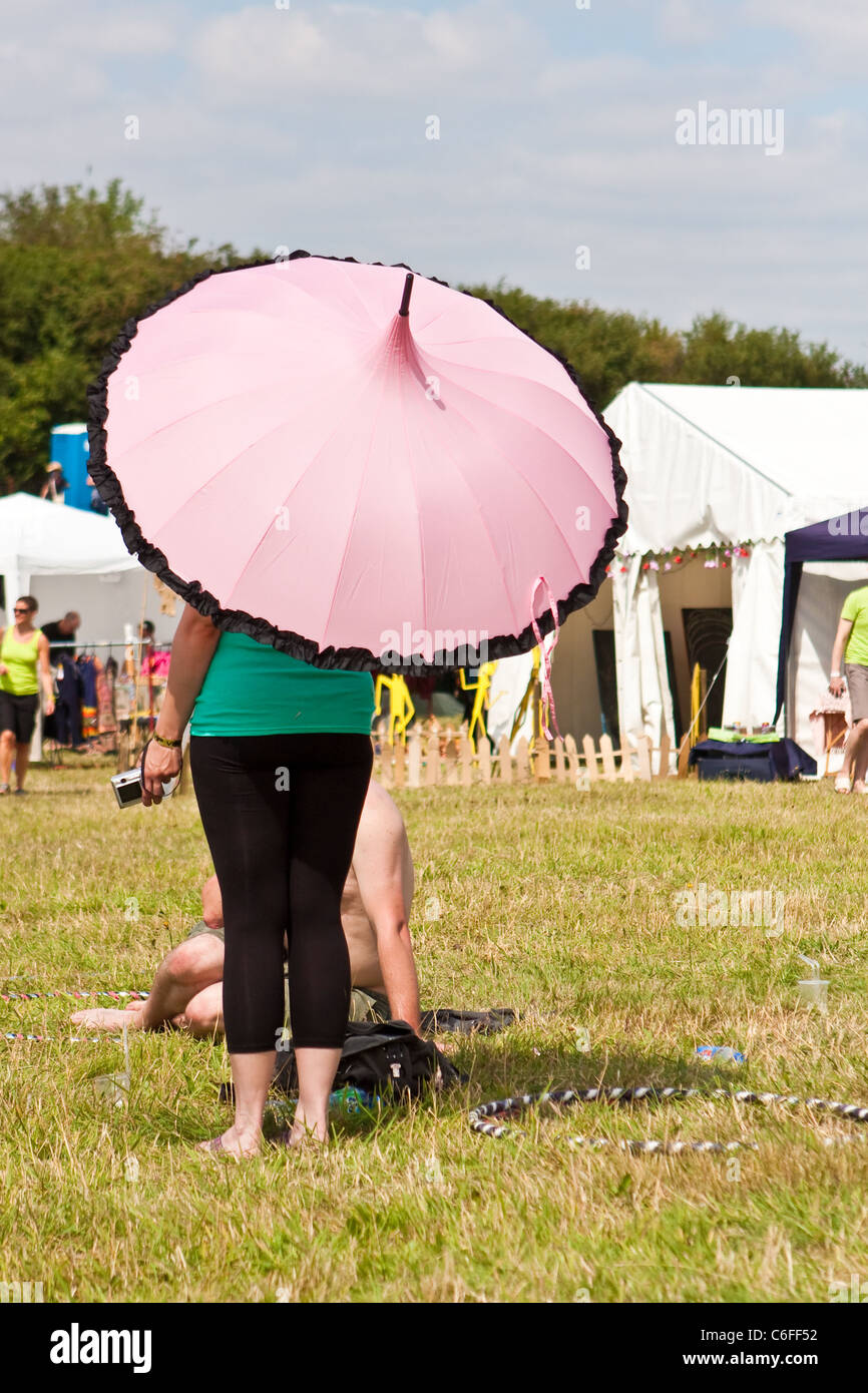 Persone presso il festival a piedi nudi vicino a Loughborough, Inghilterra 29-31 luglio 2011. Il festival ha un verde, eco lifestyle tema. Foto Stock
