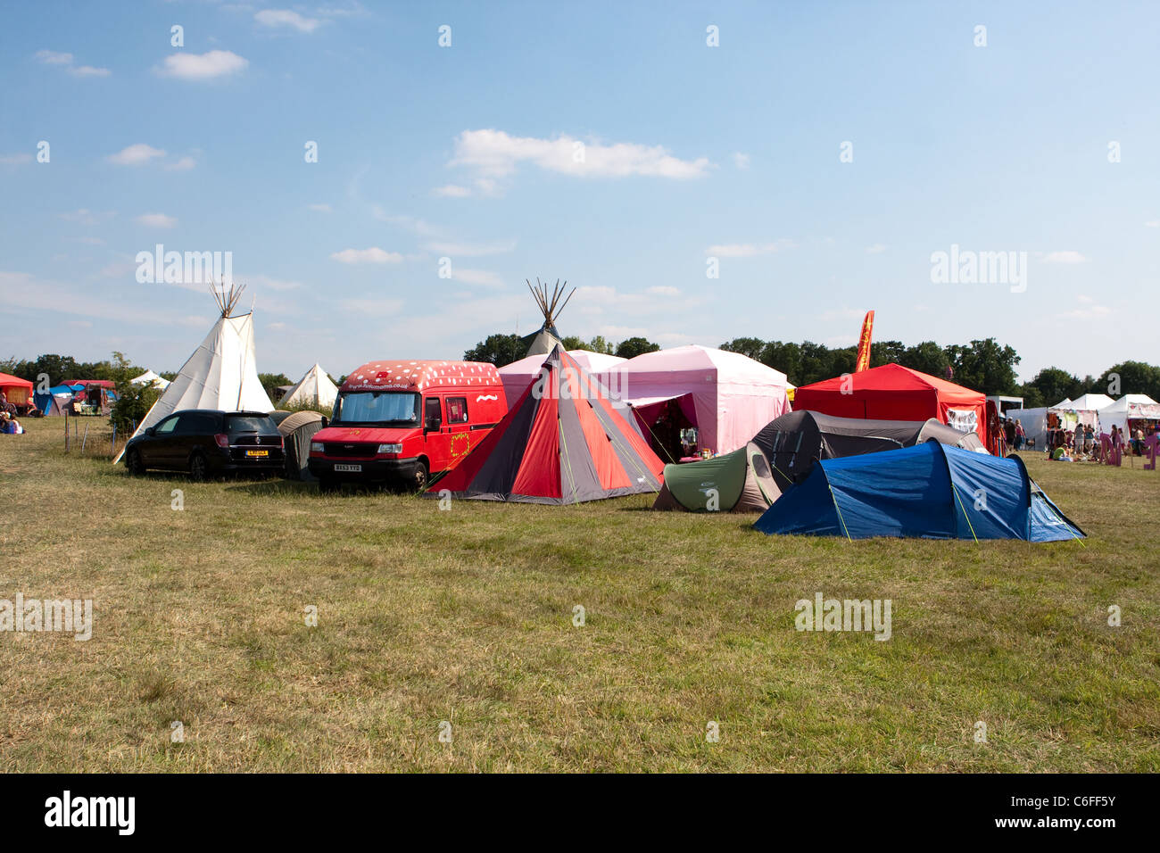 Le tende presso il festival a piedi nudi vicino a Loughborough, Inghilterra 29-31 luglio 2011. Il festival ha un verde, eco lifestyle tema. Foto Stock