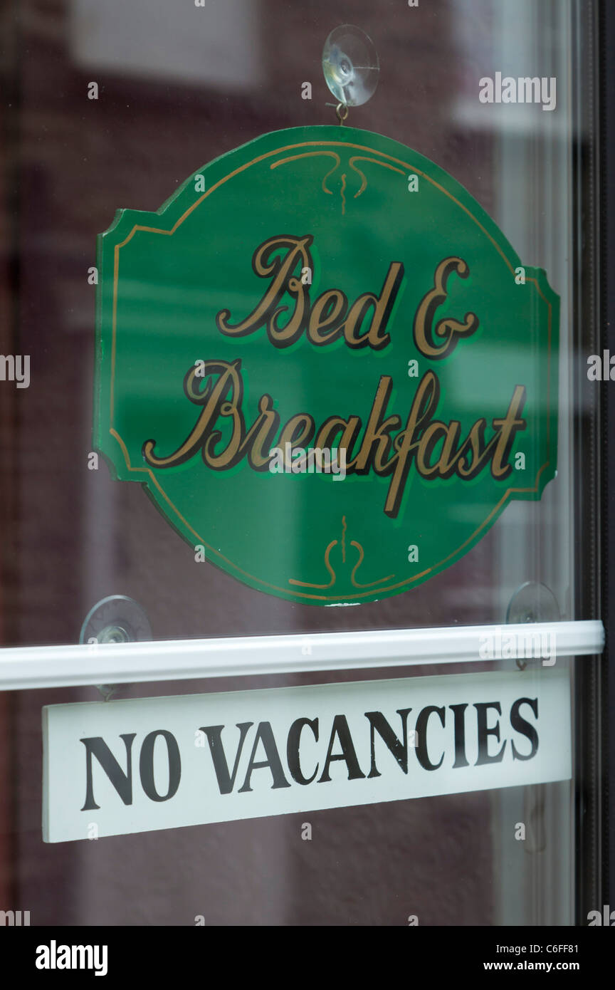 Bed and breakfast segno, n. posti vacanti, firmare in una finestra UK GB EU Europe Foto Stock