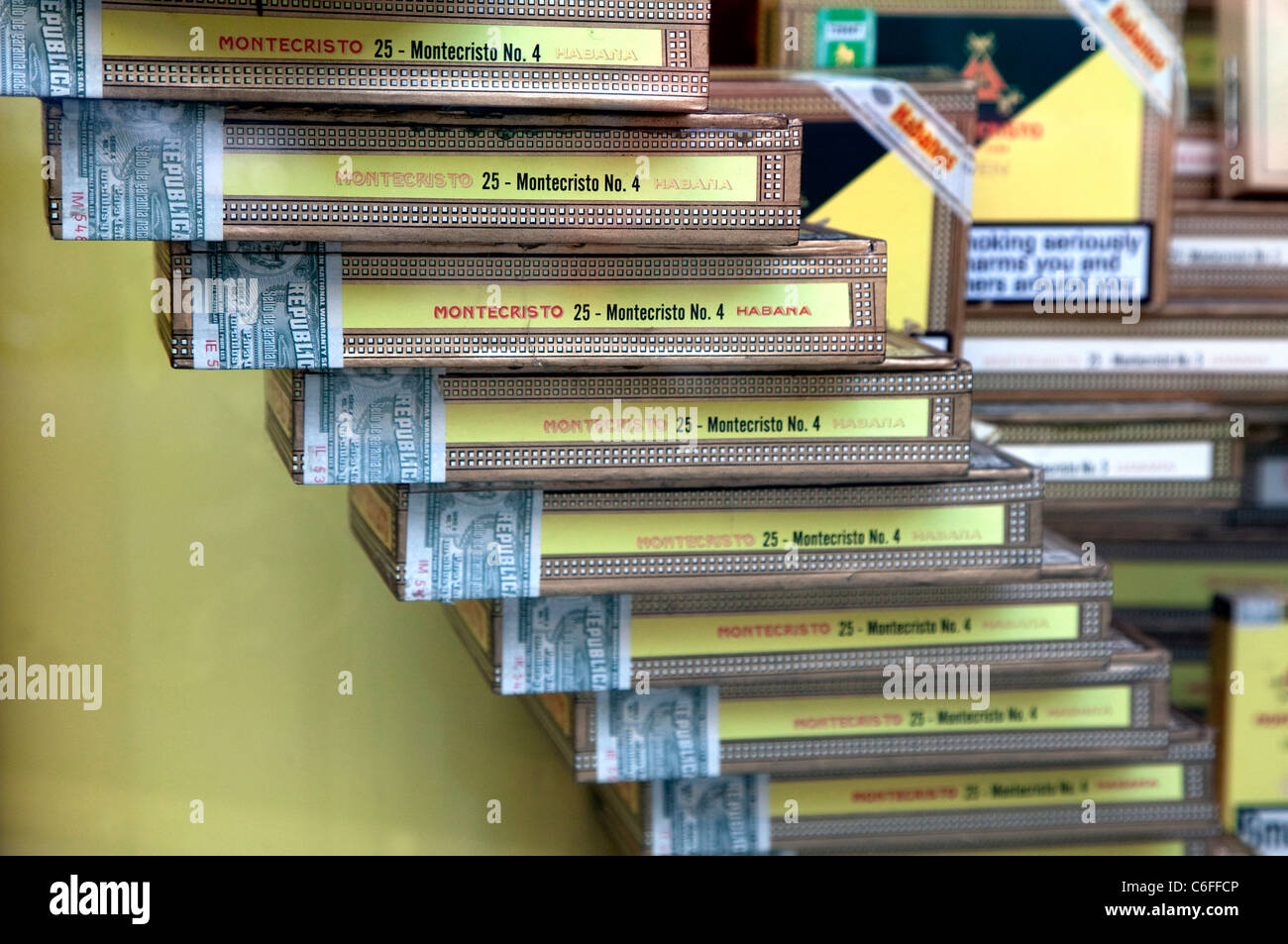 Scatole di Montecristo sigari da Cuba nel negozio di Londra Foto Stock