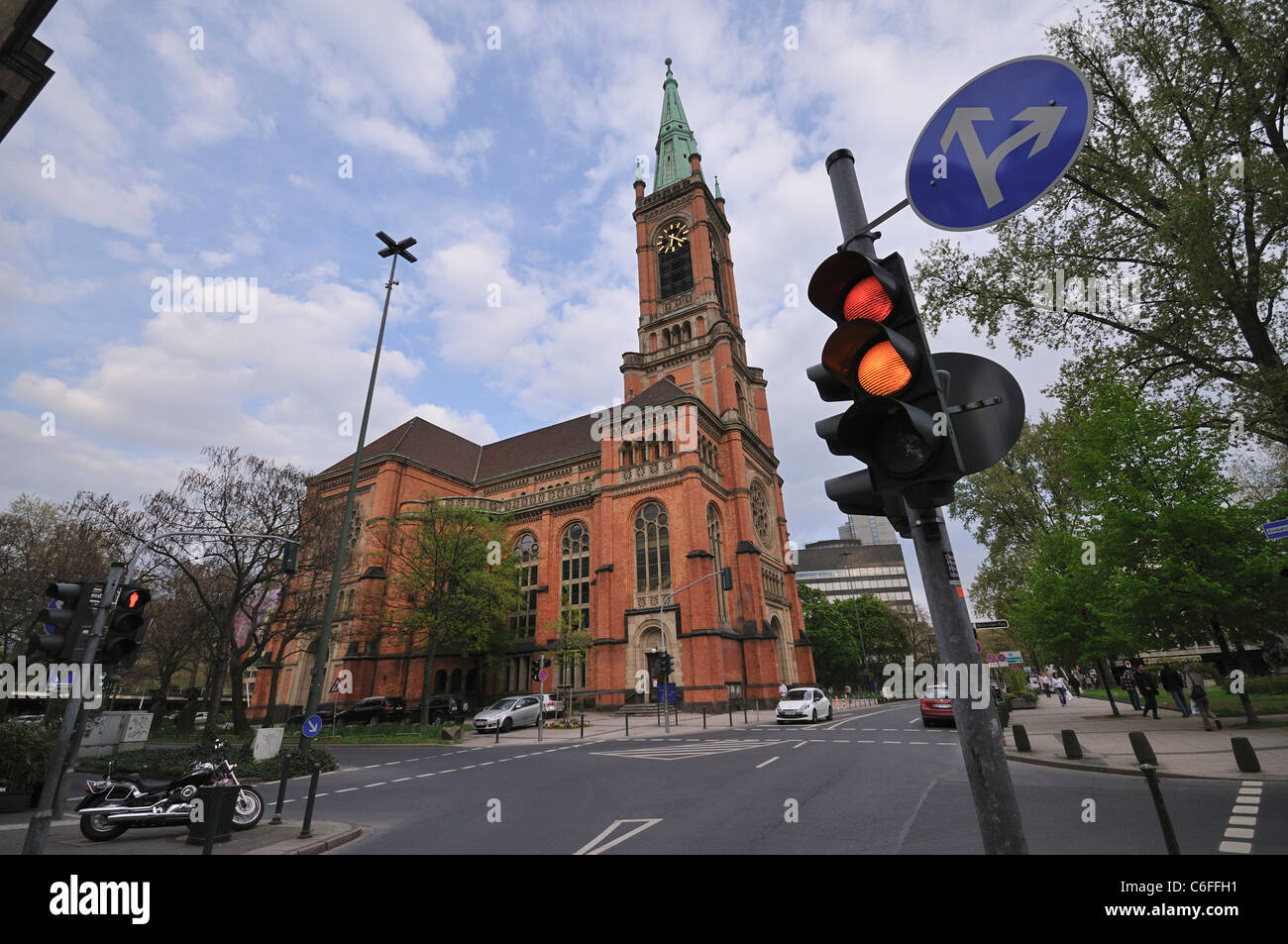 Johanneskirche (XIX secolo) e Martin-Luther Platz. La città di Düsseldorf. Renania del Nord - Westfalia. Germania. Foto Stock