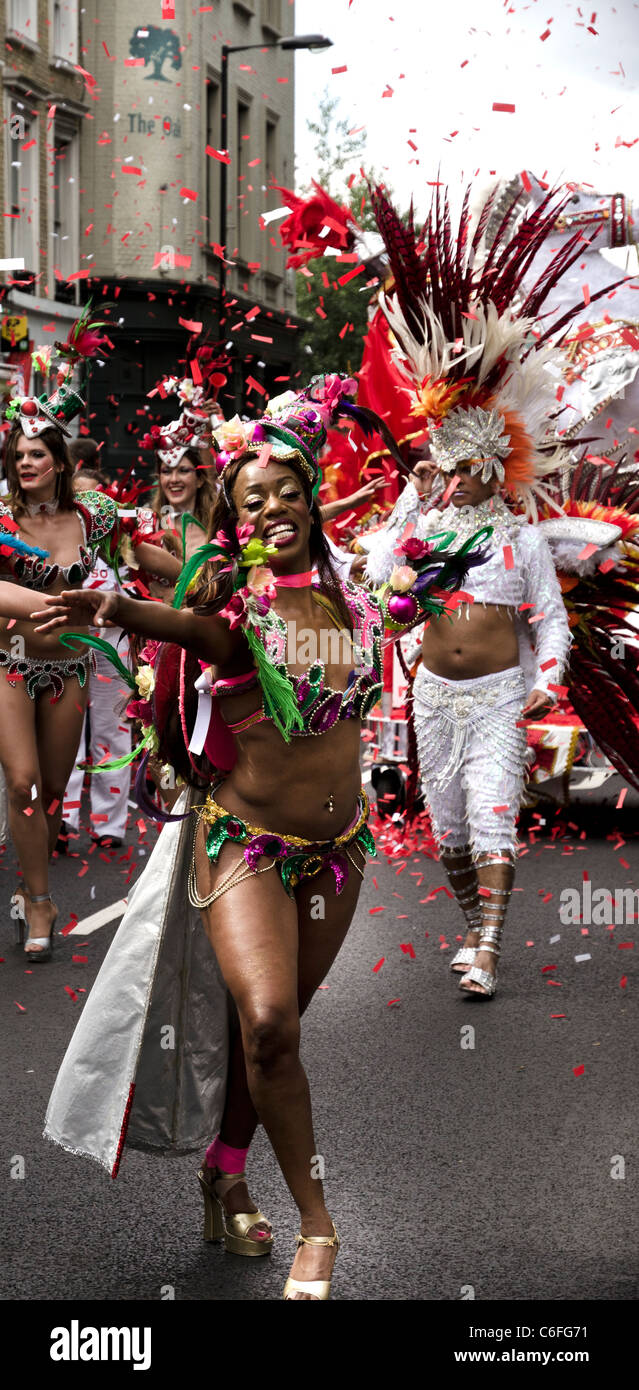 Interprete di danza al carnevale di Notting Hill Londra 2011 Inghilterra Gran Bretagna REGNO UNITO Foto Stock