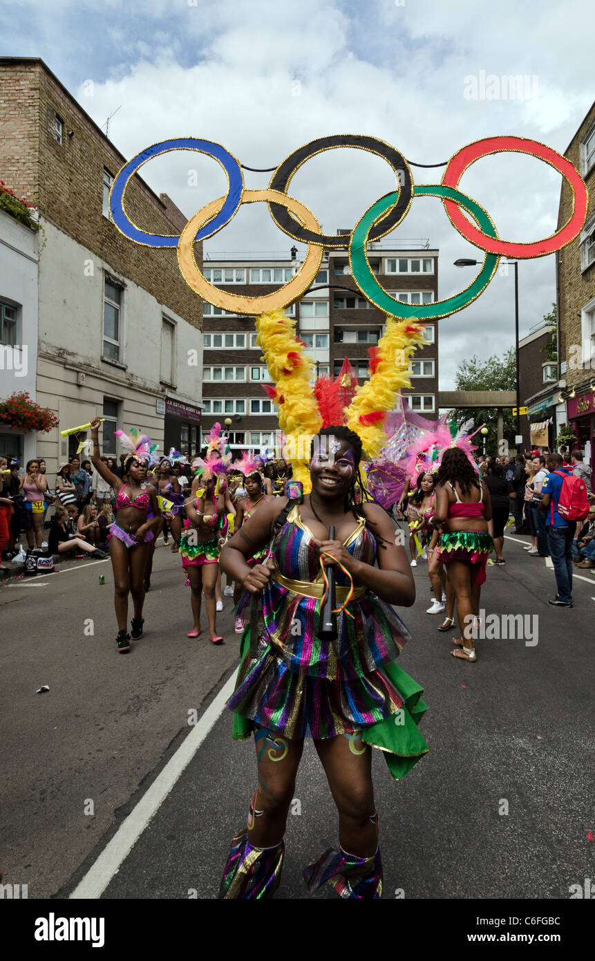 Interprete di danza al carnevale di Notting Hill Londra 2011 Inghilterra Gran Bretagna REGNO UNITO Foto Stock