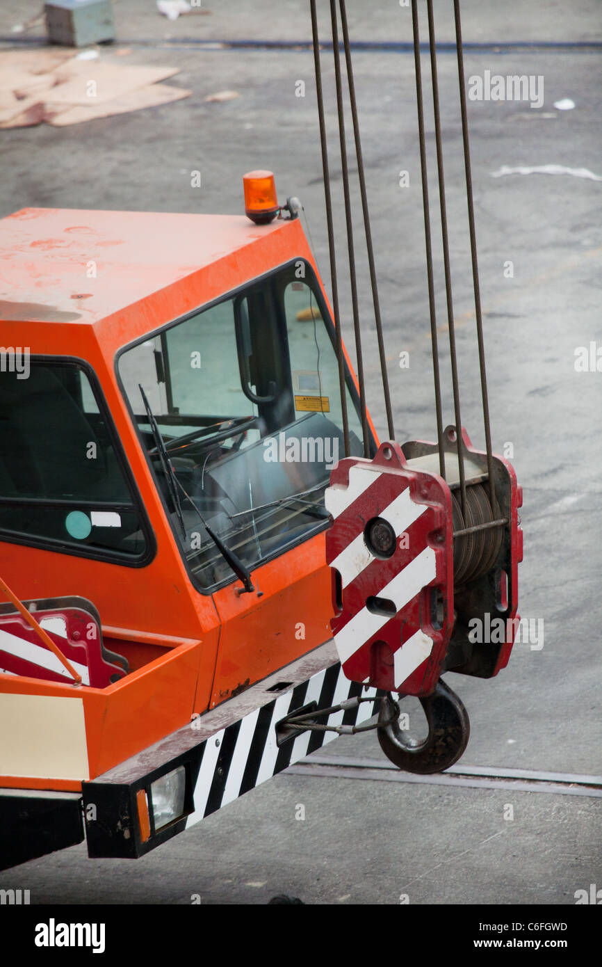 Dettaglio di un carro gru con gancio in porto Foto Stock