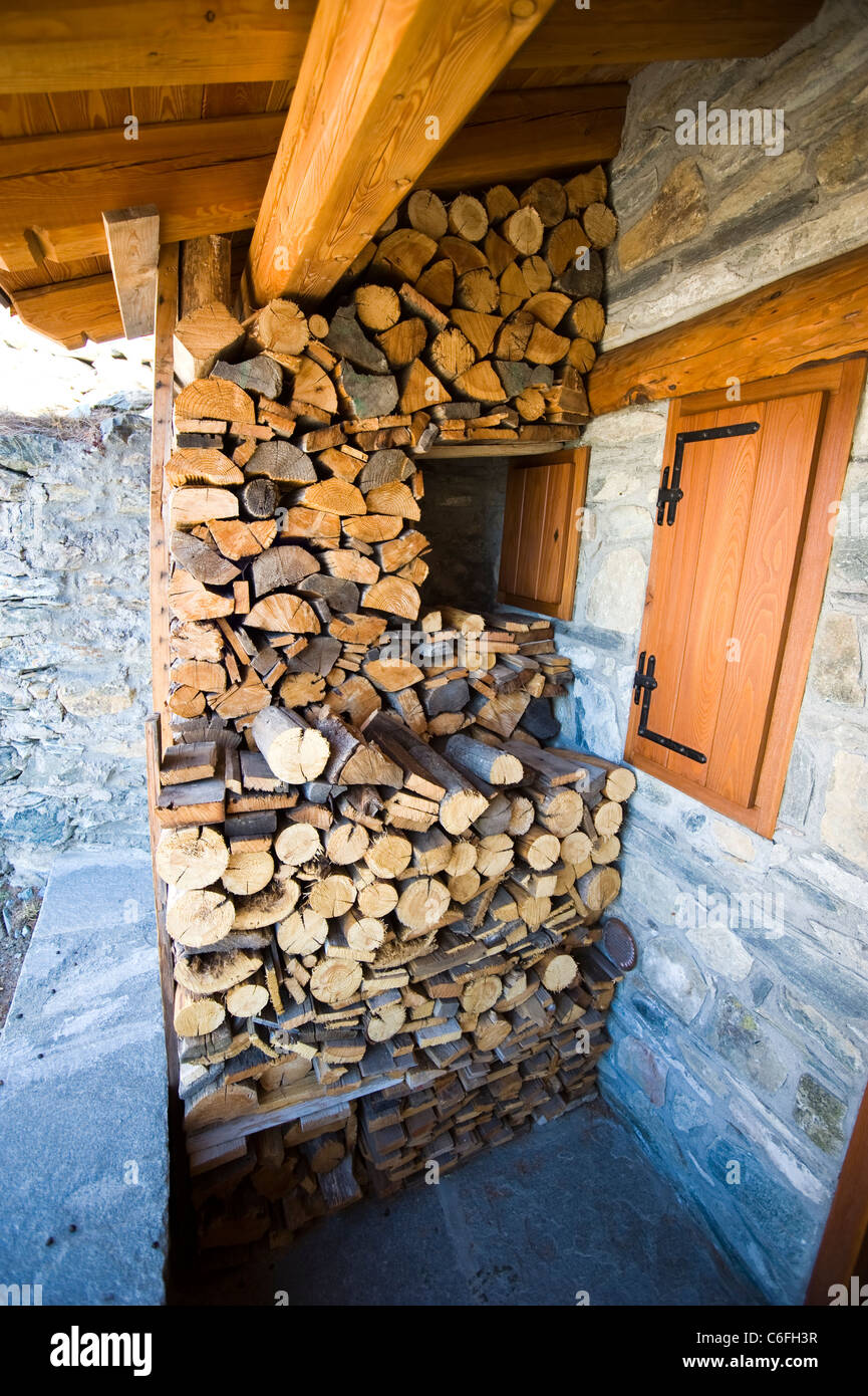 Legna da ardere storage chiuso ad una rustica casa di montagna Foto stock -  Alamy