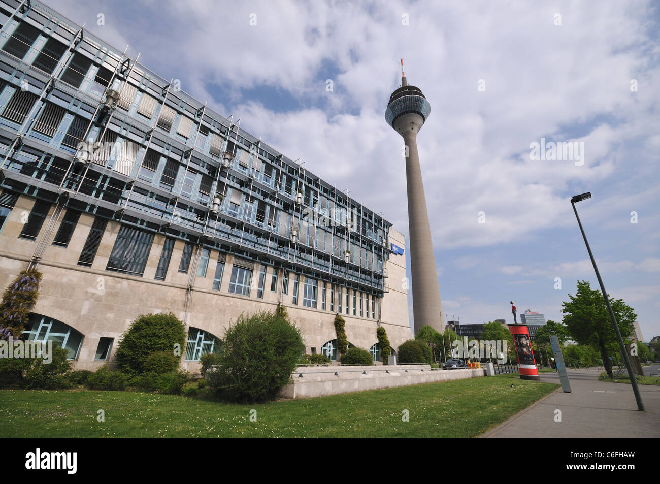Westdeutscher Rundfunk edificio (1991) e Heinturm (240.5 metri / 789 ft altezza torre). Medienhafen. La città di Düsseldorf. Germania. Foto Stock