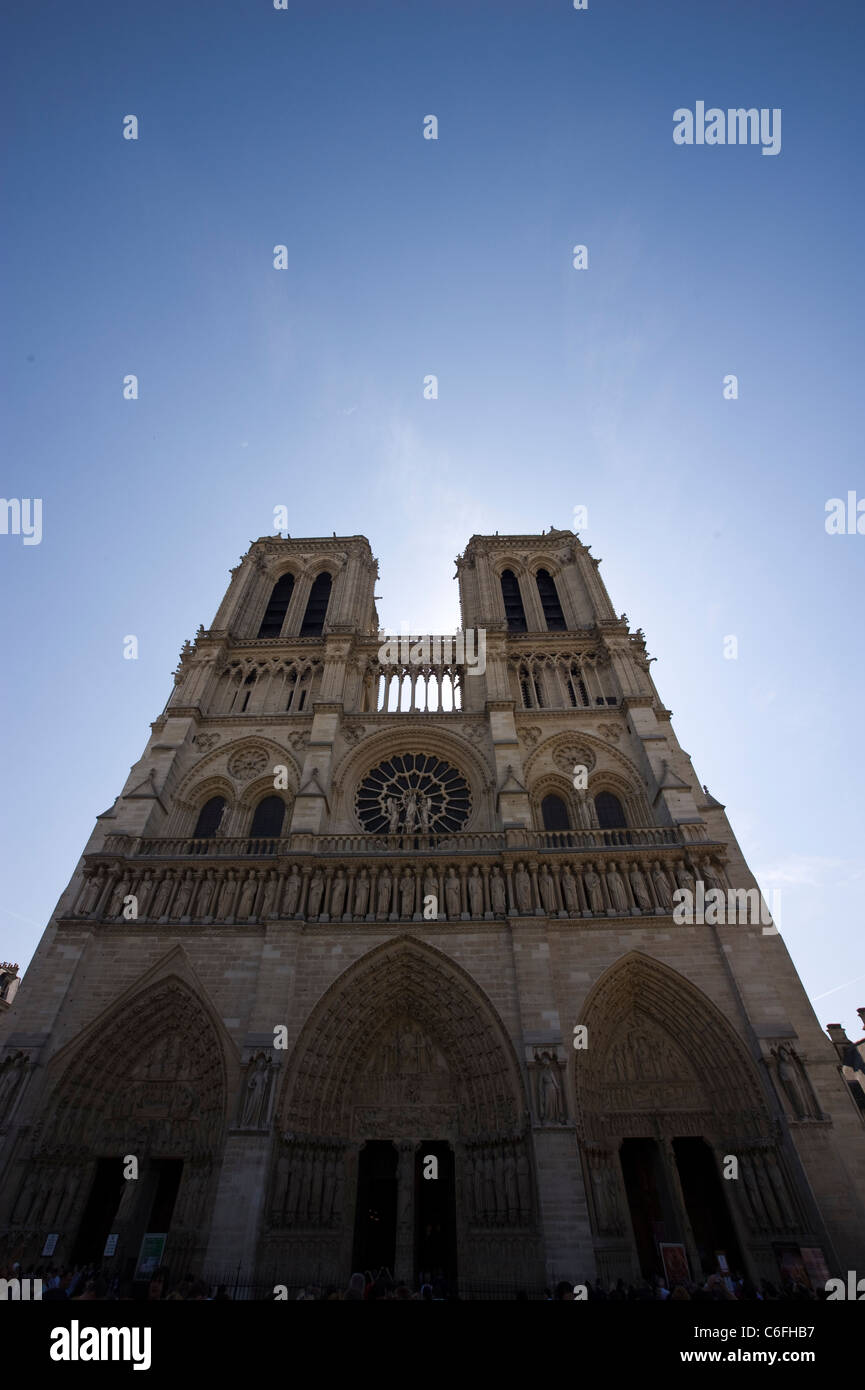 Vista insolita di Notre Dame de Paris (vista frontale) Foto Stock