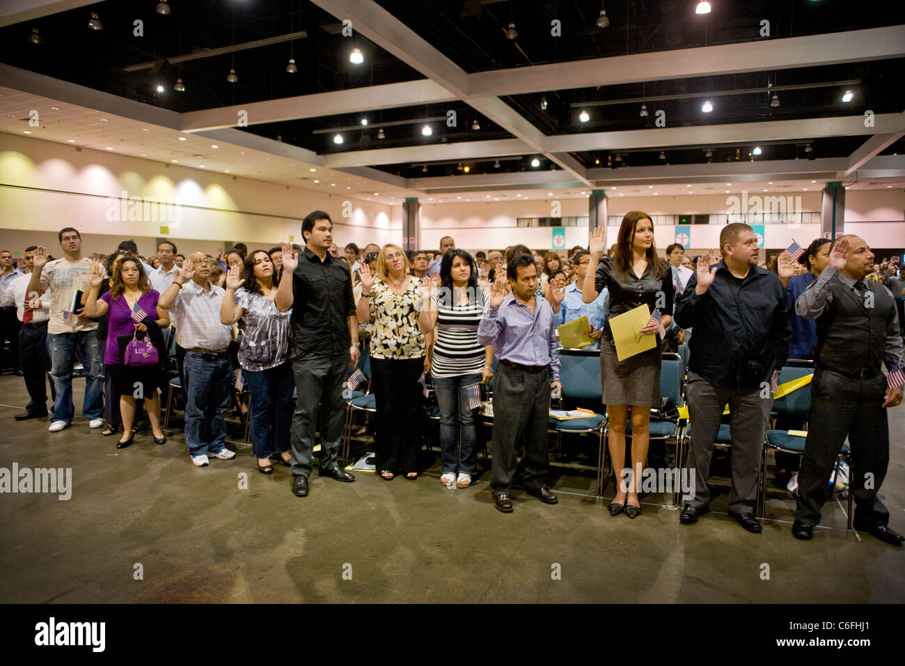 Gli immigrati di molte nazionalità ed età fare il giuramento di cittadinanza degli Stati Uniti a Los Angeles. Foto Stock