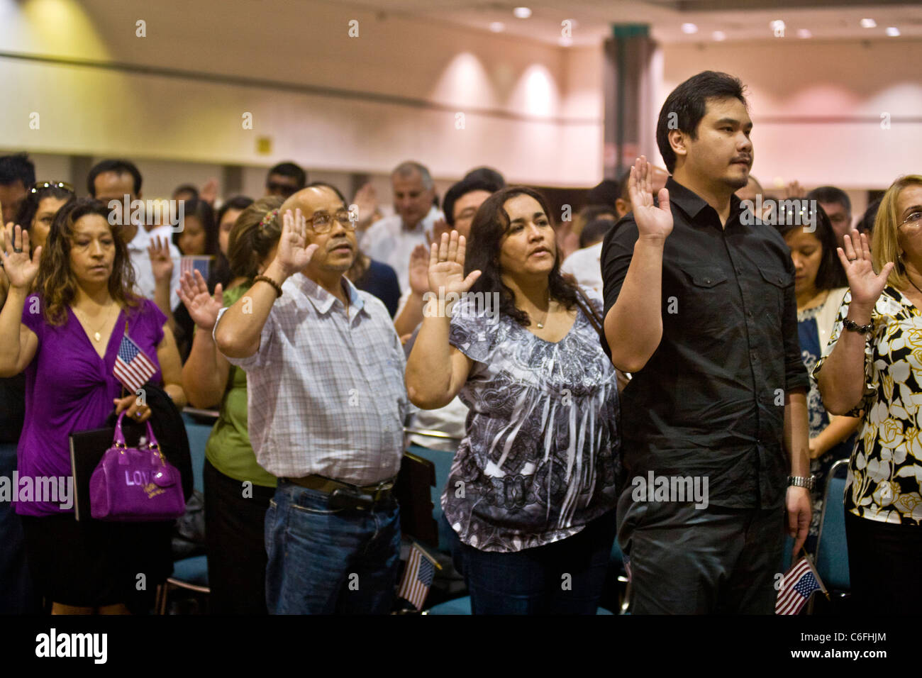 Gli immigrati di molte nazionalità ed età fare il giuramento di cittadinanza degli Stati Uniti a Los Angeles. Foto Stock