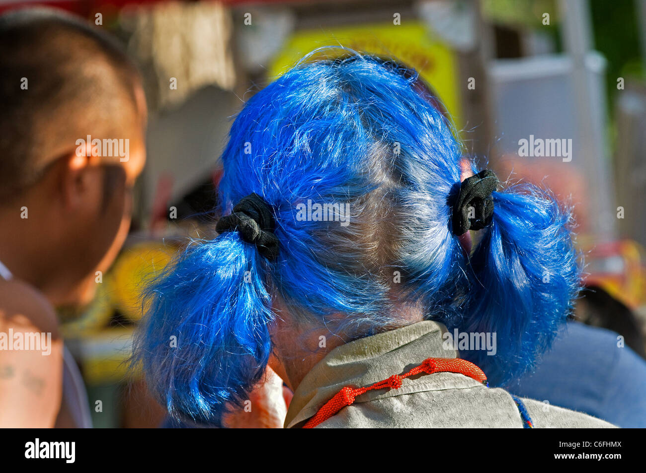 Donna femmina capelli tinti weird blue pig-tail Foto Stock