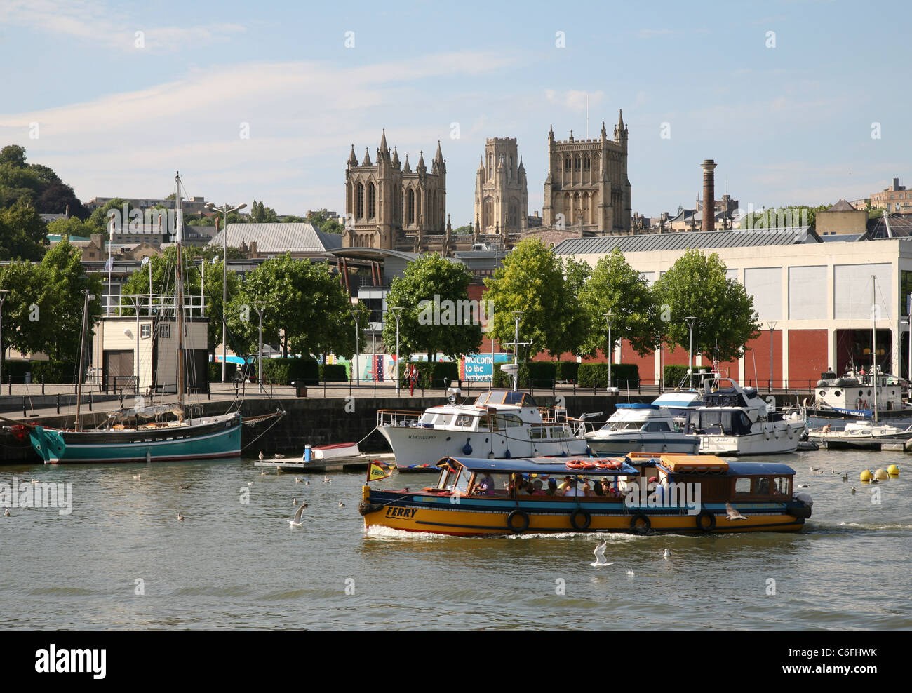 Traghetto in città si aggancia con la cattedrale e l'universita' in background, Bristol, Inghilterra, Regno Unito Foto Stock