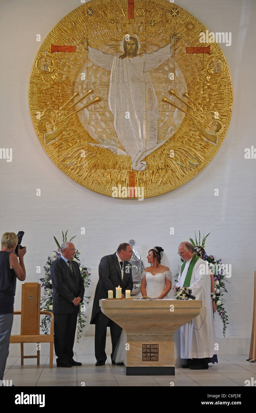 Cerimonia di matrimonio in chiesa moderna, Langley, Berkshire, Inghilterra, Regno Unito Foto Stock
