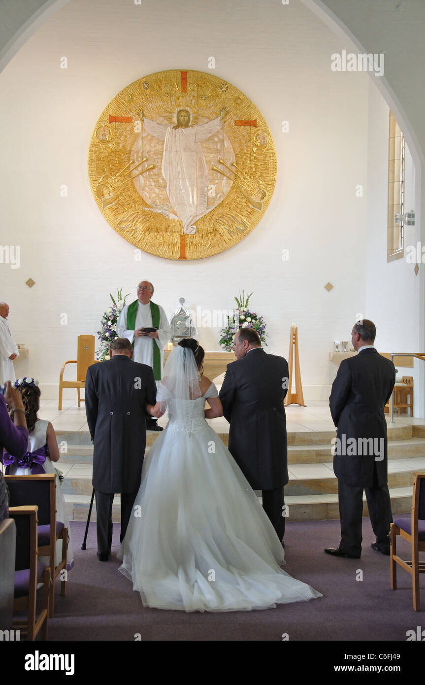 Cerimonia di matrimonio in chiesa moderna, Langley, Berkshire, Inghilterra, Regno Unito Foto Stock