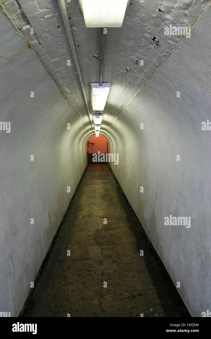 Urban tunnel sotto la ferrovia illuminato da luci fluorescenti Foto Stock