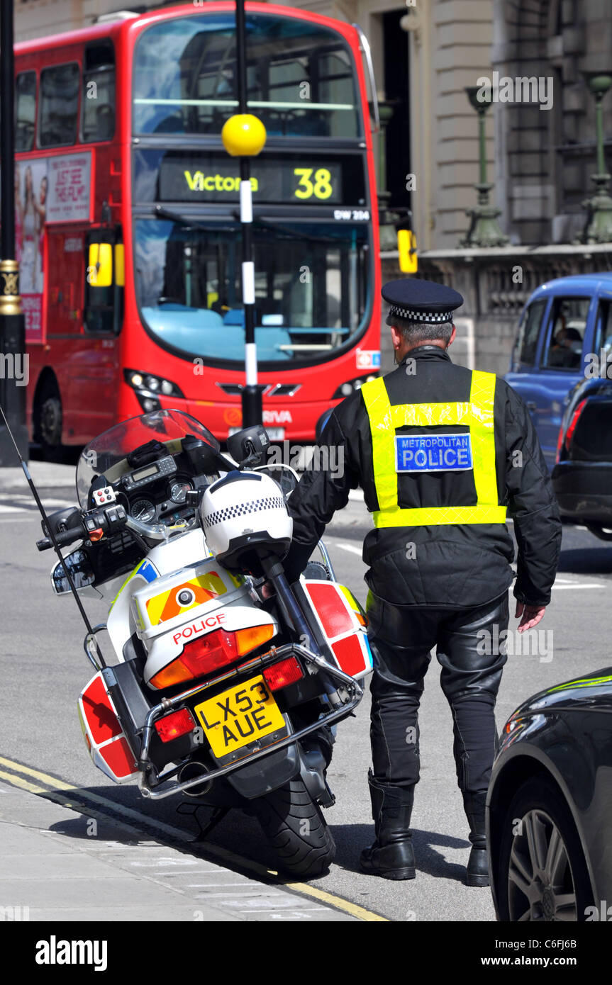 Funzionario di polizia e il motociclo, Westminster, Londra, Gran Bretagna, Regno Unito Foto Stock