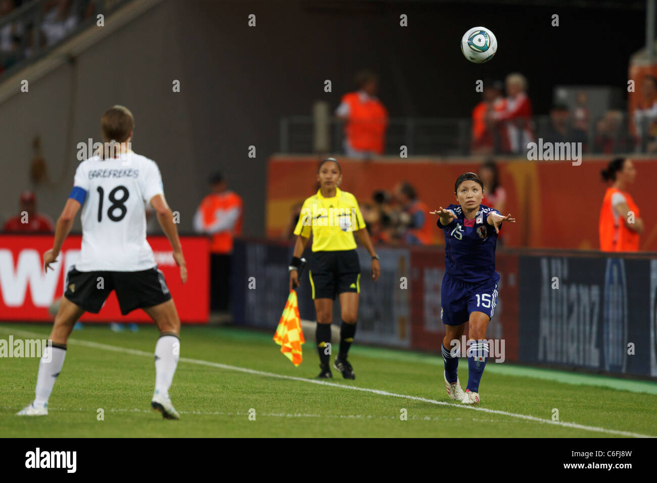 Aya Sameshima del Giappone (15) lancia la palla in gioco durante un 2011 Coppa del Mondo Donne quarterfinal partita di calcio contro la Germania. Foto Stock