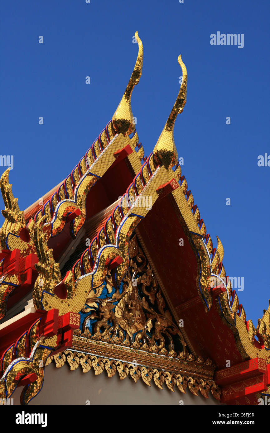 Wat Pho tempio dettaglio del tetto a Bangkok, in Thailandia Foto Stock