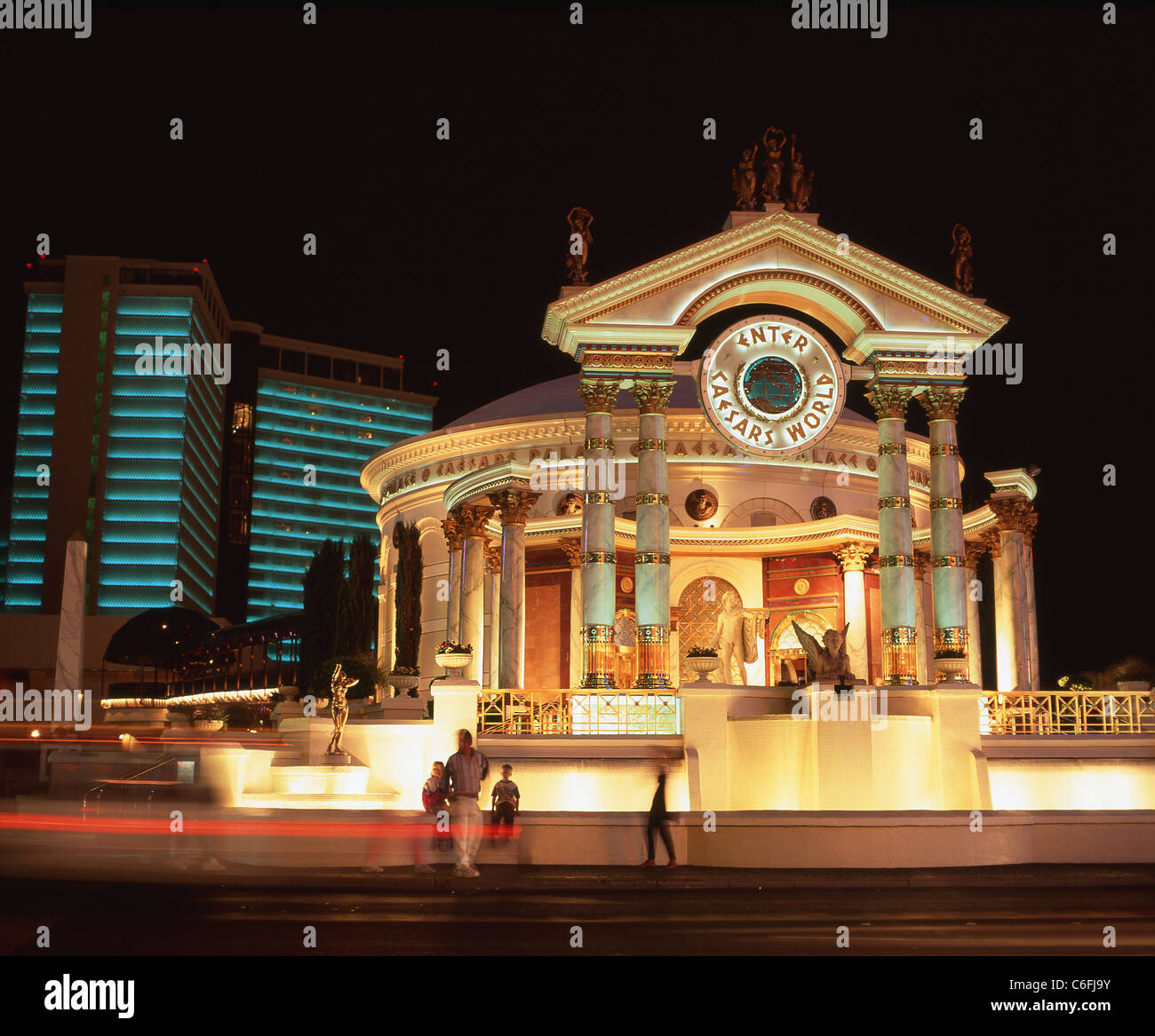 Caesars Palace Hotel e Casino di notte sulla Strip di Las Vegas, Las Vegas, Nevada, Stati Uniti d'America Foto Stock